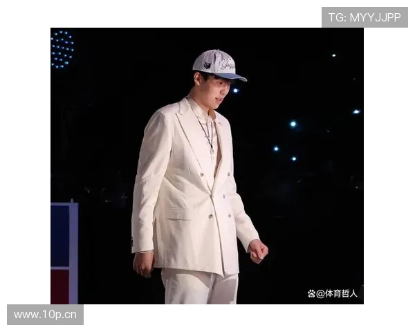 杨瀚森正式加盟开拓者队亮相 全新篇章开启NBA生涯新征程